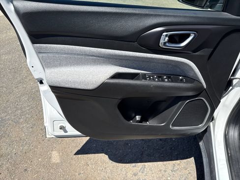 Used 2022 Jeep Compass Latitude FWD image 10