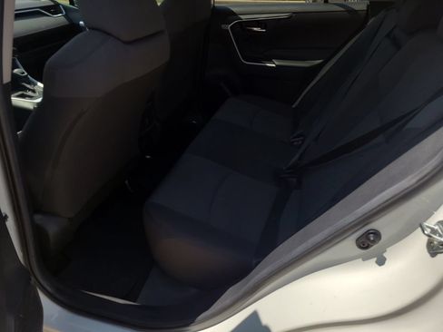 Used 2020 Toyota RAV4 XLE FWD image 9