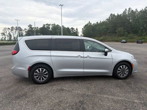 Used 2023 Chrysler Pacifica Touring-L FWD image 7