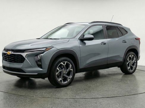 Used 2025 Chevrolet Trax LT image 3