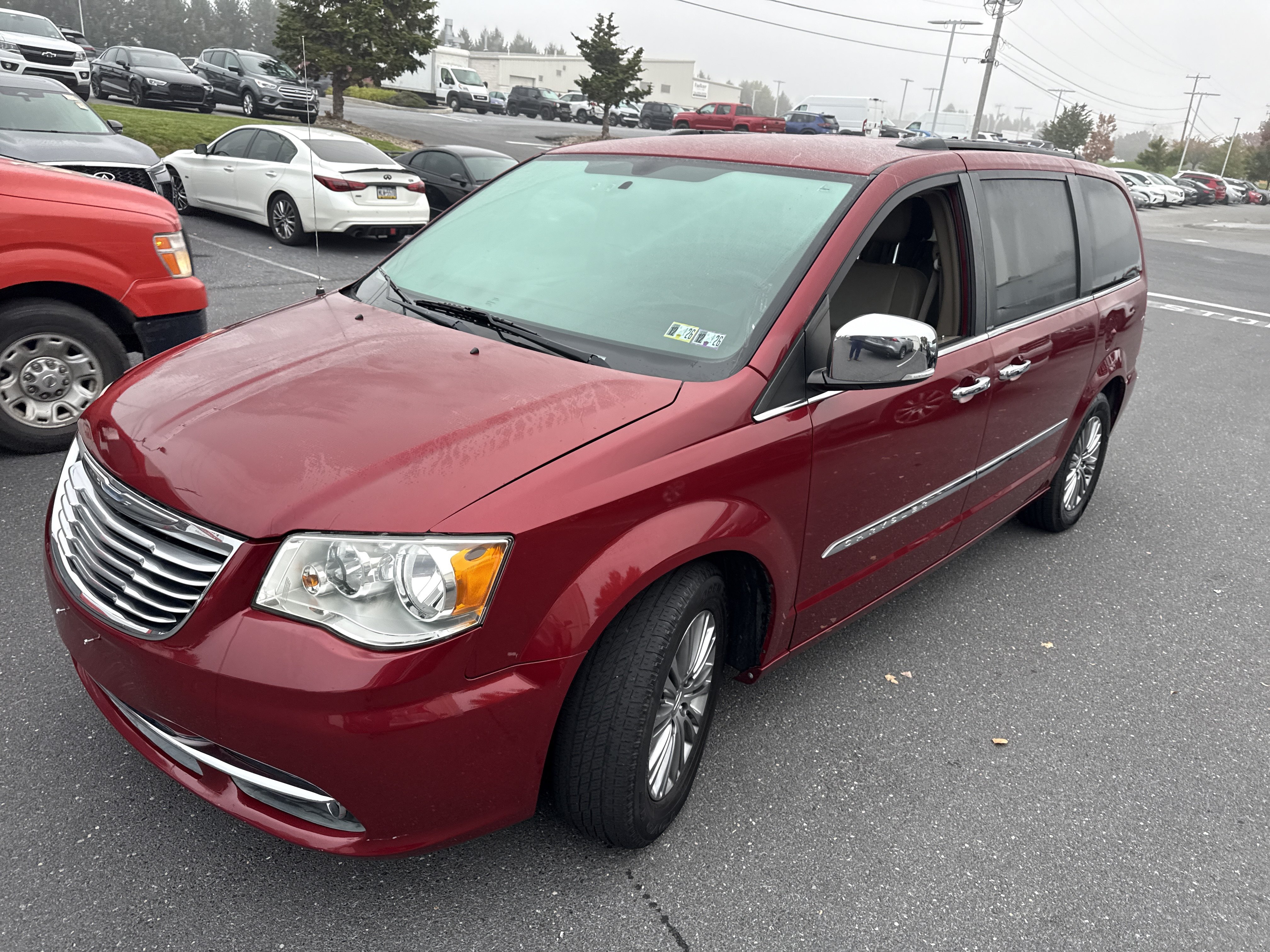 Used 2014 Chrysler Town & Country Touring-L w/ Driver Convenience Group FWD image 3