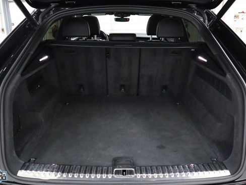 Used 2022 Audi Q8 Premium image 27