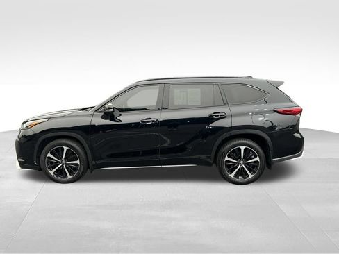Used 2021 Toyota Highlander XSE AWD/4WD image 2