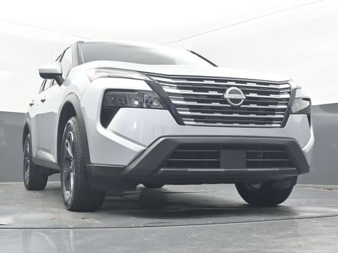 Used 2025 Nissan Rogue SV FWD image 28