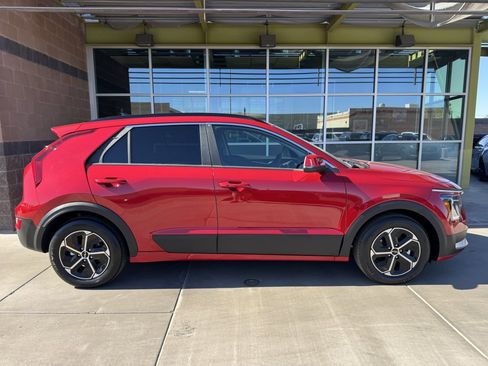 Used 2024 Kia Niro EX w/ EX Cold Weather Package image 9