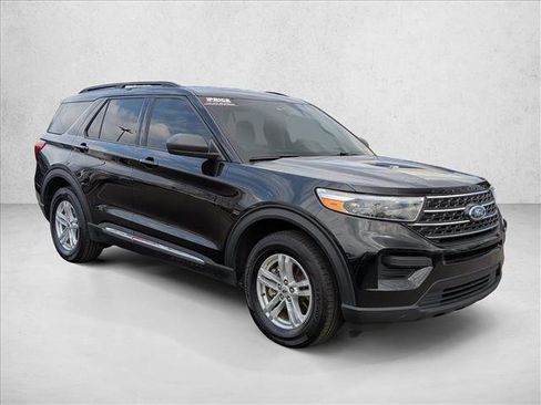 Used 2024 Ford Explorer XLT image 3
