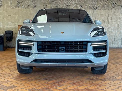 Used 2024 Porsche Cayenne Turbo AWD/4WD image 3
