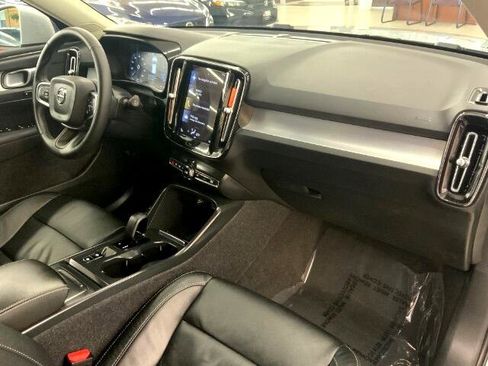 Used 2022 Volvo XC40 T4 Momentum image 8