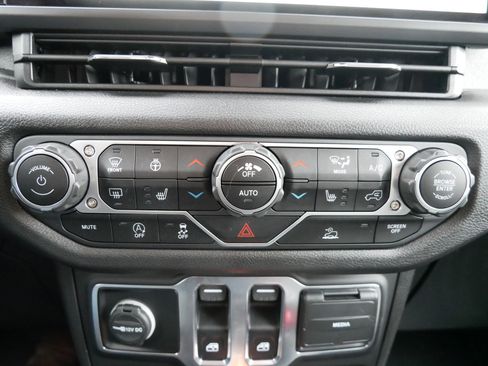 Used 2025 Jeep Wrangler Sport S image 19