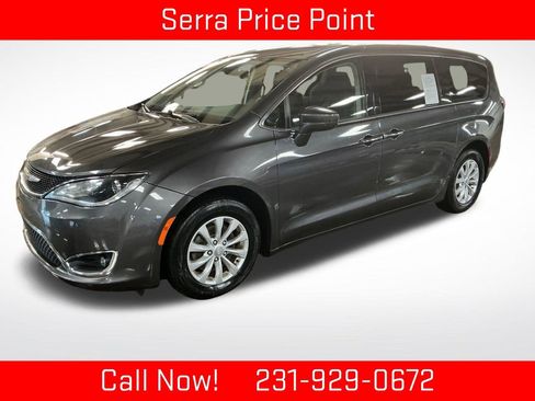 Used 2018 Chrysler Pacifica Touring Plus FWD image 1