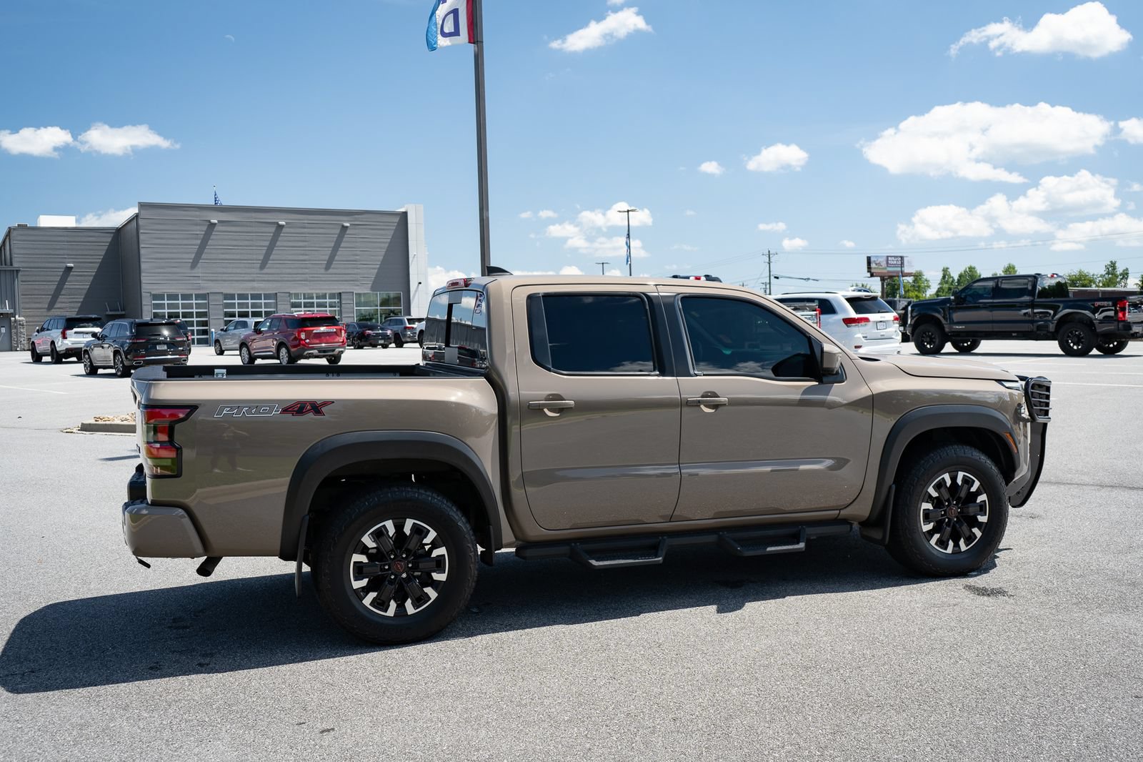 Used 2023 Nissan Frontier PRO-4X w/ Pro Convenience Package AWD/4WD image 10