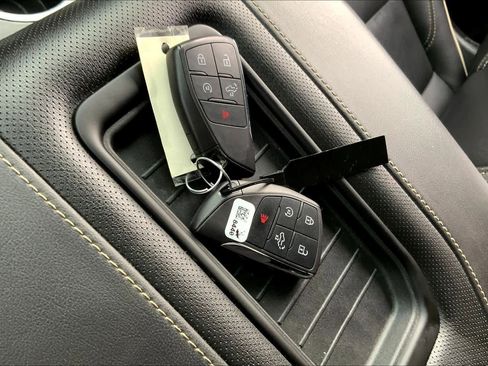 Used 2022 GMC Yukon SLT w/ SLT Luxury Package image 13