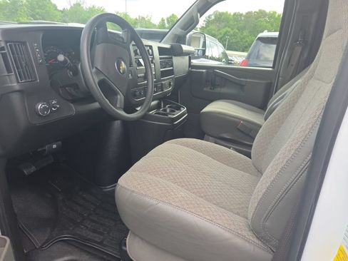Used 2025 Chevrolet Express 3500 LT w/ LT Preferred Equipment Group RWD image 3