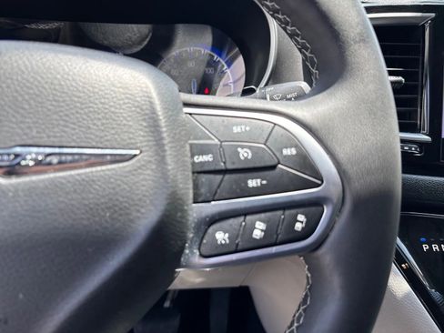 Used 2023 Chrysler Pacifica Touring-L FWD image 16