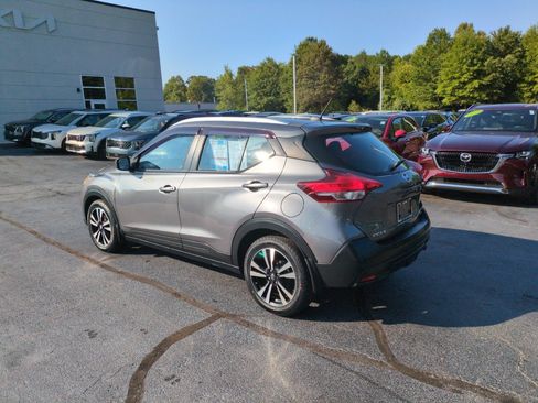 Used 2018 Nissan Kicks SV FWD image 5