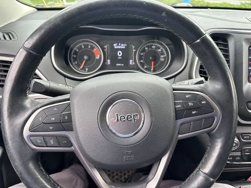 Used 2019 Jeep Cherokee Latitude Plus w/ Comfort/Convenience Group AWD/4WD image 16