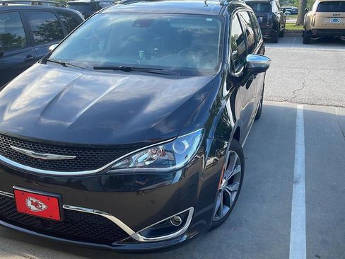 Used 2017 Chrysler Pacifica Limited FWD image 1