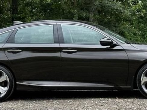 Used 2018 Honda Accord Touring image 10