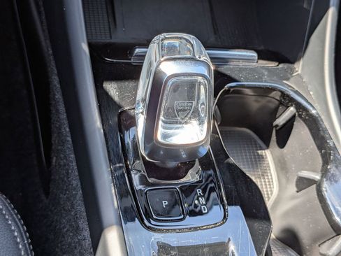 Used 2025 Volvo XC40 B5 Plus AWD/4WD image 25