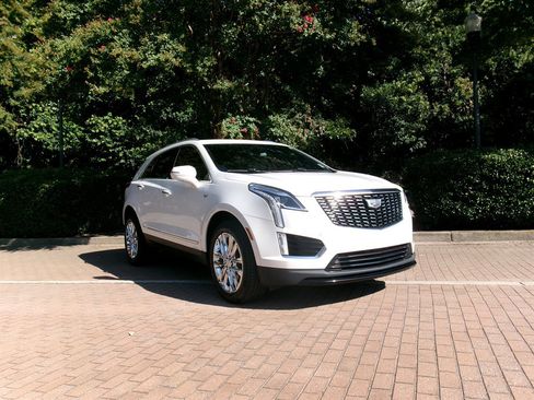 Used 2022 Cadillac XT5 Luxury w/ LPO, Radiant Package FWD image 3