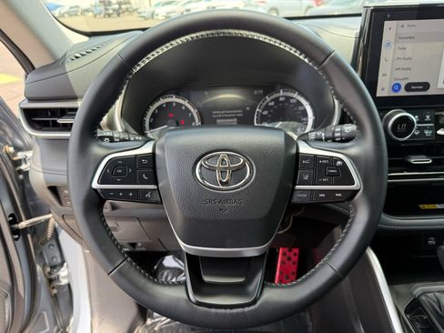 Used 2024 Toyota Highlander XLE FWD image 16