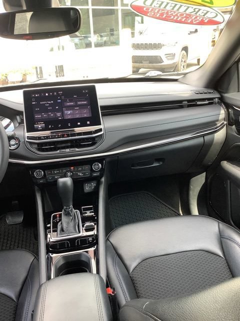 Certified 2025 Jeep Compass Latitude w/ Convenience Group AWD/4WD image 13