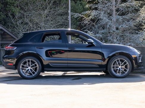 Certified 2022 Porsche Macan image 12