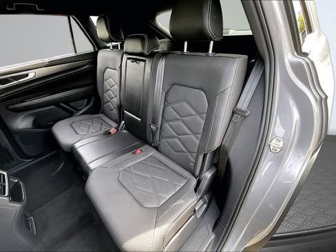 Used 2024 Volkswagen Atlas Cross Sport SE FWD image 22