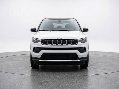 Used 2025 Jeep Compass Latitude AWD/4WD image 2
