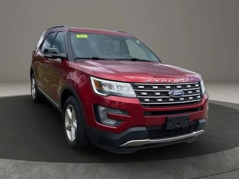 Used 2017 Ford Explorer XLT w/ Equipment Group 202A AWD/4WD image 11