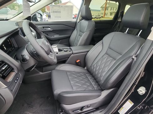 Used 2026 Nissan Rogue Platinum w/ Platinum Premium Package image 11