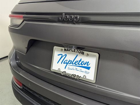 New 2025 Jeep Grand Cherokee Altitude image 8