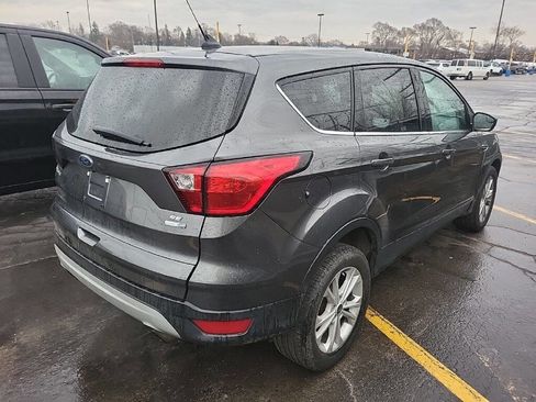 Used 2019 Ford Escape SE image 3
