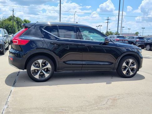Used 2025 Volvo XC40 B5 Plus AWD/4WD image 12