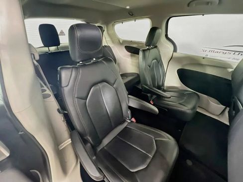 Used 2019 Chrysler Pacifica Touring-L FWD image 28