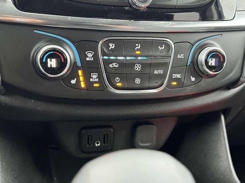 Used 2021 Chevrolet Traverse LT image 25