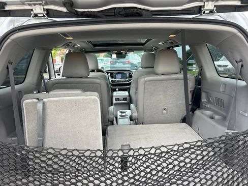 Used 2018 Toyota Highlander Limited Platinum FWD image 10