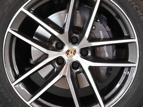 Certified 2023 Porsche Macan image 28