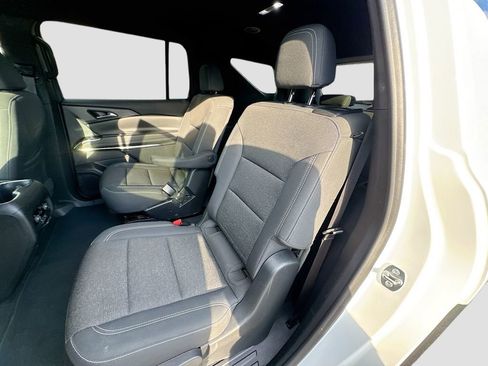 Used 2024 Chevrolet Traverse LT image 23