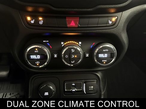 Used 2017 Jeep Renegade Limited AWD/4WD image 22