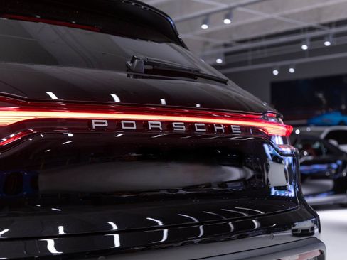 Certified 2026 Porsche Macan image 32