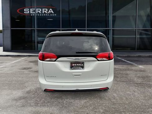 Used 2020 Chrysler Pacifica Limited FWD image 4