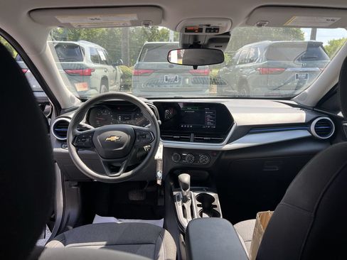 Used 2025 Chevrolet Trax LS w/ Driver Confidence Package FWD image 31