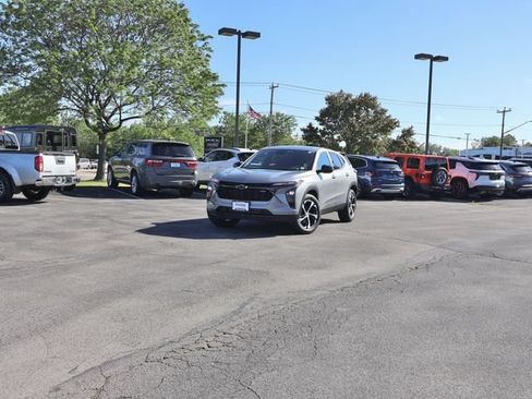 Used 2024 Chevrolet Trax RS FWD image 2