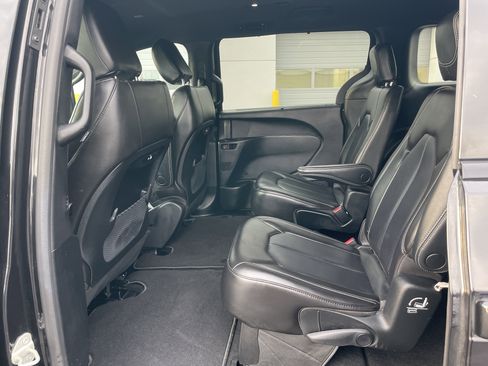 Used 2023 Chrysler Pacifica Touring-L w/ S Appearance Package image 25