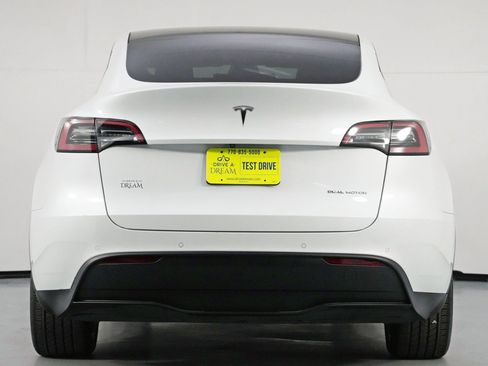 Used 2021 Tesla Model Y Long Range image 11