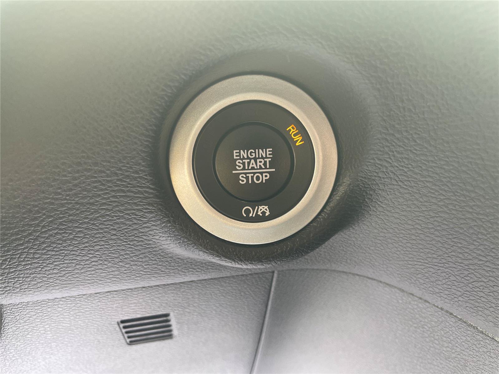 Used 2025 Chrysler Pacifica Select FWD image 24