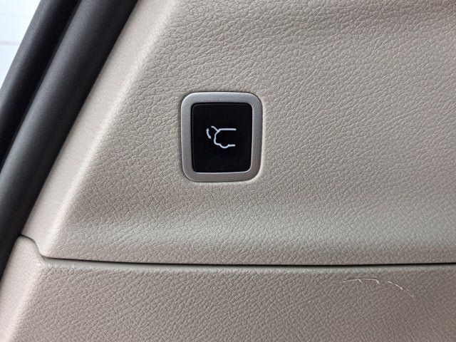 Used 2024 Chrysler Pacifica Touring-L FWD image 22