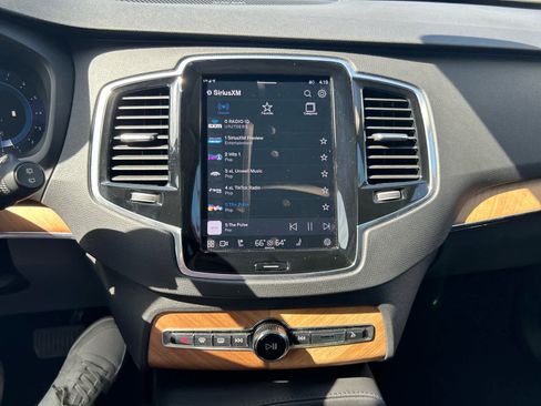 Used 2023 Volvo XC90 B6 Plus image 27