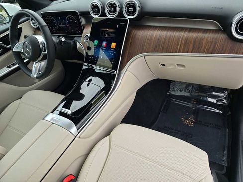 Used 2025 Mercedes-Benz GLC 300 4MATIC image 10